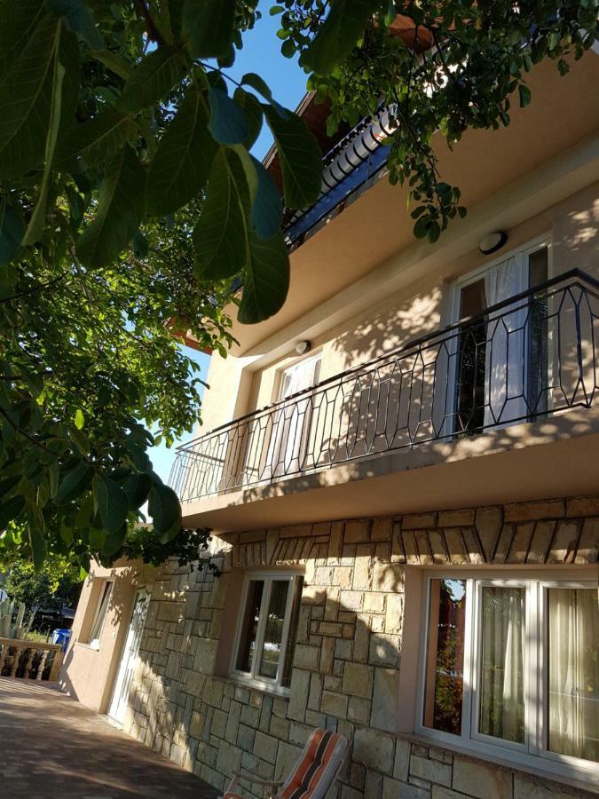 Apartments Olivera Supetarska Draga Ngoại thất bức ảnh